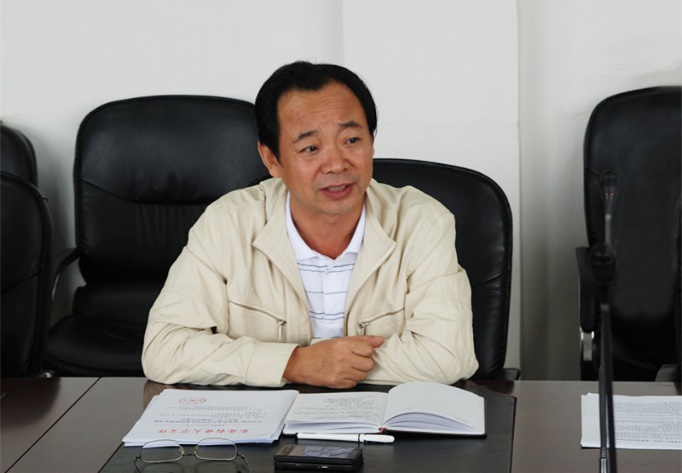 胡宝忠在会议上讲话